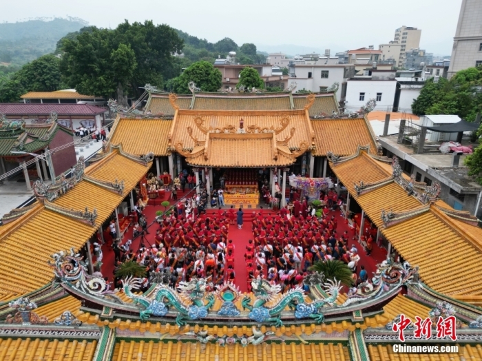 10月19日，廣東省揭陽(yáng)市，海峽兩岸三山國(guó)王祭祀大典在在三山國(guó)王祖廟(三山祖廟遺址)舉辦。據(jù)悉，三山國(guó)王文化是發(fā)源于粵東地區(qū)、傳播到中國(guó)臺(tái)灣地區(qū)和東南亞等地的民間信仰，揭陽(yáng)三山國(guó)王祖廟距今1400多年，是兩岸三山國(guó)王宮廟的祖庭。圖為兩岸三山國(guó)王文化交流參訪團(tuán)成員參加祭祀大典。(無(wú)人機(jī)照片)<a target='_blank' href='/'>中新社</a>記者 陳楚紅 攝