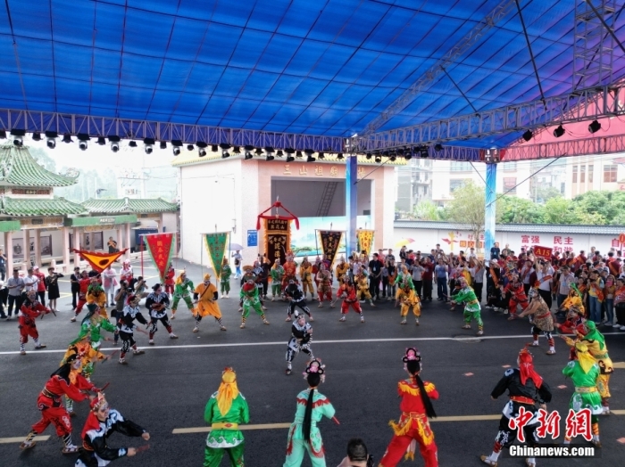 10月19日，廣東省揭陽(yáng)市，海峽兩岸三山國(guó)王祭祀大典在在三山國(guó)王祖廟(三山祖廟遺址)舉辦。據(jù)悉，三山國(guó)王文化是發(fā)源于粵東地區(qū)、傳播到中國(guó)臺(tái)灣地區(qū)和東南亞等地的民間信仰，揭陽(yáng)三山國(guó)王祖廟距今1400多年，是兩岸三山國(guó)王宮廟的祖庭。圖為活動(dòng)現(xiàn)場(chǎng)的英歌舞表演。<a target='_blank' href='/'>中新社</a>記者 陳楚紅 攝