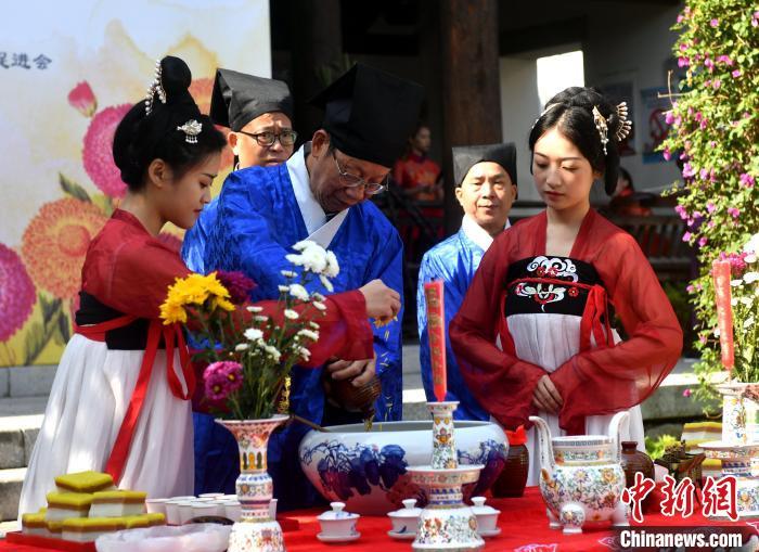 資料圖：圖為傳統(tǒng)重陽祭酒儀式。　呂明 攝