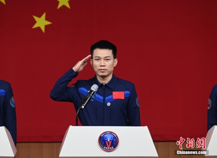 10月25日11時(shí)，湯洪波、唐勝杰、江新林3名航天員在酒泉衛(wèi)星發(fā)射中心問(wèn)天閣與中外媒體記者集體見(jiàn)面。圖為航天員湯洪波。汪江波 攝