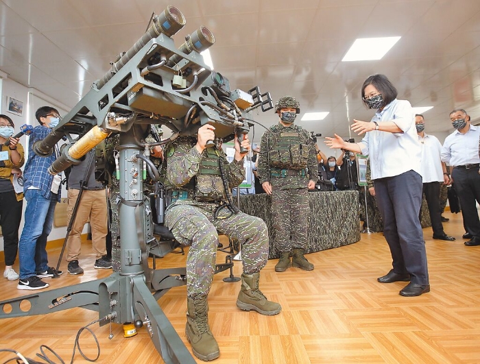 圖為2022年蔡英文（右）參觀官兵操作雙聯(lián)裝刺針防空導彈