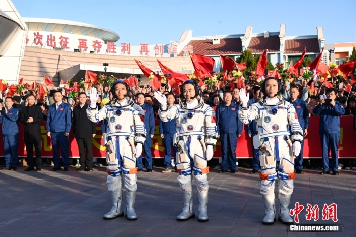 北京時(shí)間2023年10月26日8時(shí)24分，神舟十七號(hào)載人飛行任務(wù)航天員乘組出征儀式在酒泉衛(wèi)星發(fā)射中心問天閣圓夢(mèng)園廣場(chǎng)舉行。8時(shí)26分，中國(guó)載人航天工程總指揮、空間站應(yīng)用與發(fā)展階段飛行任務(wù)總指揮部總指揮長(zhǎng)許學(xué)強(qiáng)下達(dá)“出發(fā)”命令，湯洪波、唐勝杰、江新林3名航天員領(lǐng)命出征。汪江波 攝