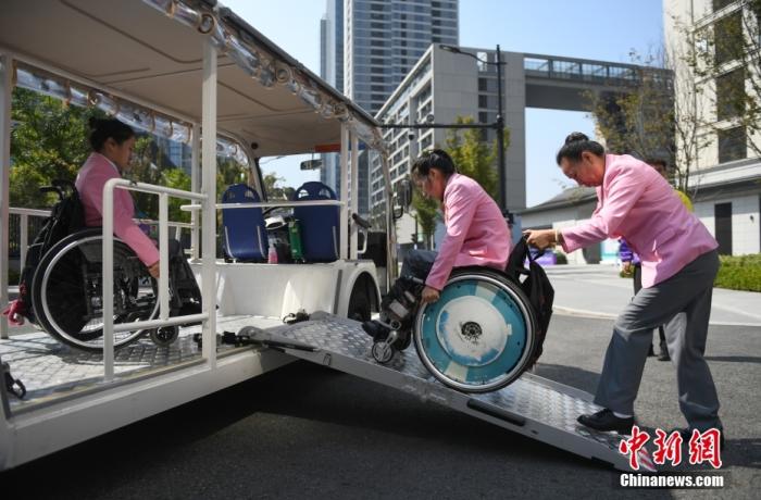 資料圖：10月16日，運動員在亞殘運村使用無障礙接駁車。<a target='_blank' href='/'>中新社</a>記者 王剛 攝