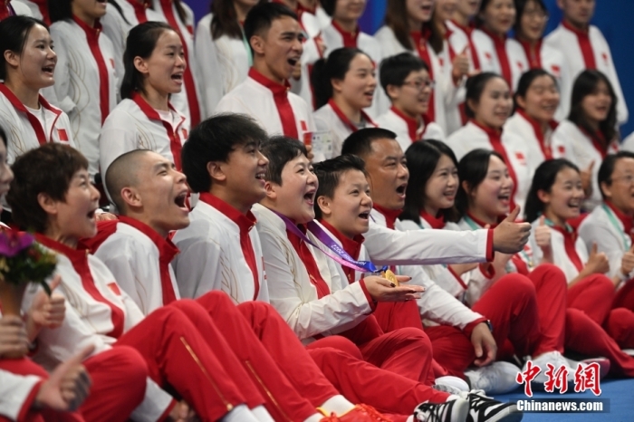 10月27日，杭州亞殘運會游泳項目的比賽全部結束，中國隊共獲得56金52銀42銅，隊員們在賽后進行慶祝。圖為中國隊隊員歡呼、合影。<a target='_blank' href='/'>中新社</a>記者 王剛 攝
