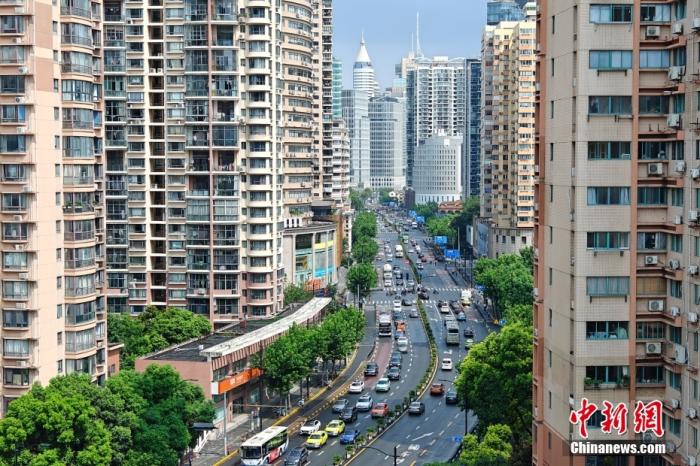 資料圖：上海黃浦區(qū)“老西門”西藏南路附近高樓林立，交通繁忙，都市風(fēng)景獨(dú)好。 /CNSphoto 王岡 攝