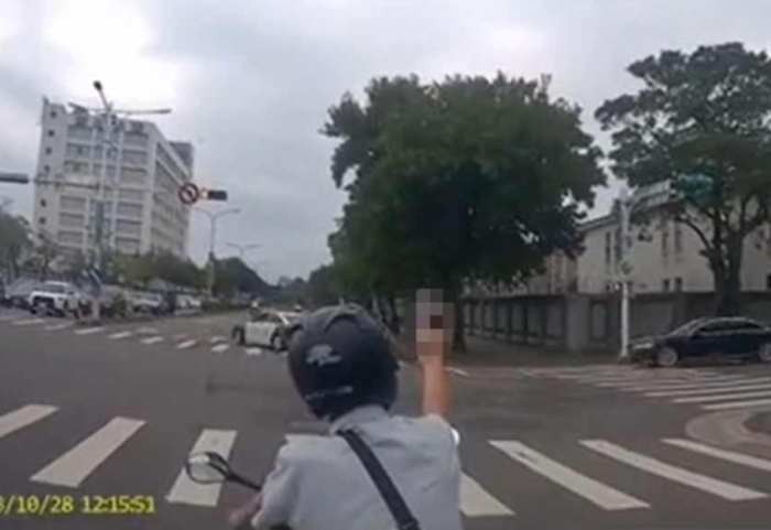 有摩托車騎士因不滿交通管制，而對(duì)蔡英文車隊(duì)比中指