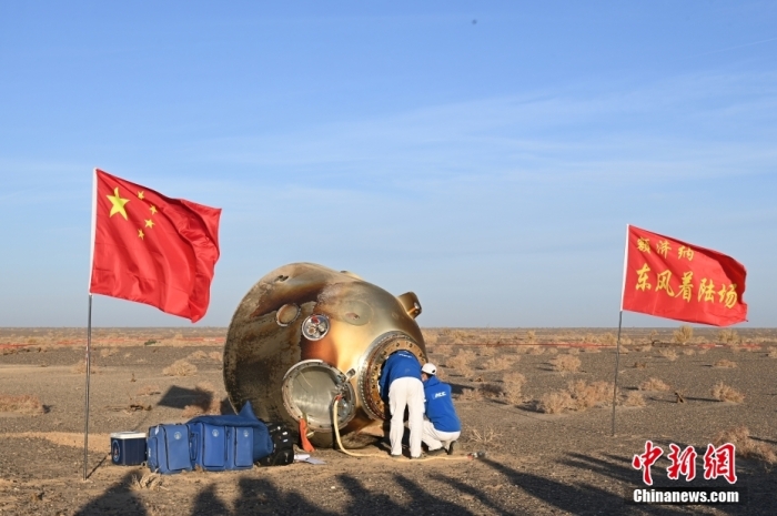 神舟十六號(hào)航天員乘組安全順利出艙。汪江波 攝