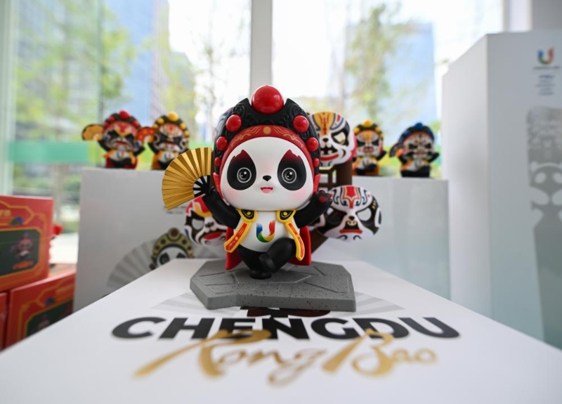 這是7月19日在成都市一家成都大運(yùn)會(huì)特許商品零售店內(nèi)拍攝的成都大運(yùn)會(huì)川劇變臉盲盒“蓉寶”玩偶。（圖源：新華社）