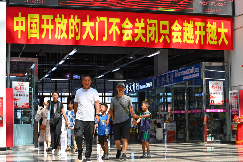 7月22日，游客在新疆塔城巴克圖中哈邊民互市絲路文化商品城參觀游覽。（圖源：新華社）