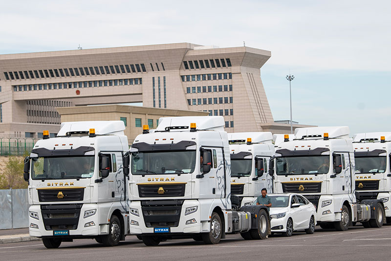 9月6日，在霍爾果斯公路口岸等待出口的車(chē)輛。（圖源：新華社）