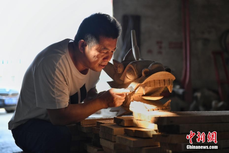 湖南汨羅龍舟俏銷(xiāo)海外