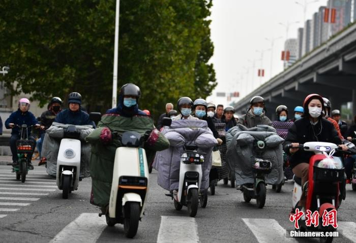 11月3日，河北石家莊迎降溫天氣，市民“捂”裝出行。 <a target='_blank' href='/'>中新社</a>記者 翟羽佳 攝
