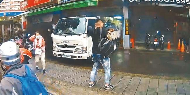 4月20日，臺(tái)灣一名17歲劉姓少年持改造沖鋒槍，朝某當(dāng)鋪門口掃射51槍后帶槍投案。圖片來(lái)源：臺(tái)灣中時(shí)新聞網(wǎng) 警方提供