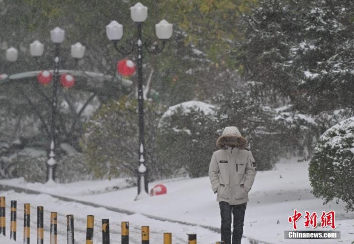 圖為市民在雪中出行。 <a target='_blank' href='/' >中新網(wǎng)</a>記者 于海洋 攝