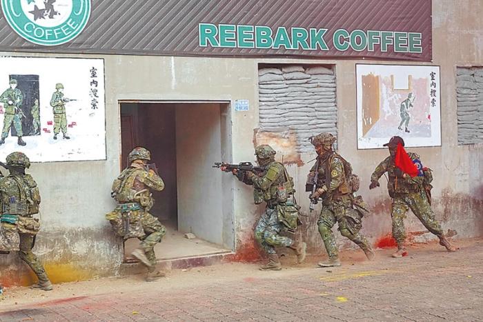 圖為2022年臺陸軍步訓部學員模擬城鎮(zhèn)戰(zhàn)。圖片來源：臺灣《中國時報》。