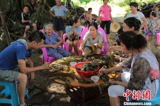 資料圖為：李美金老人請(qǐng)吃粽子。
