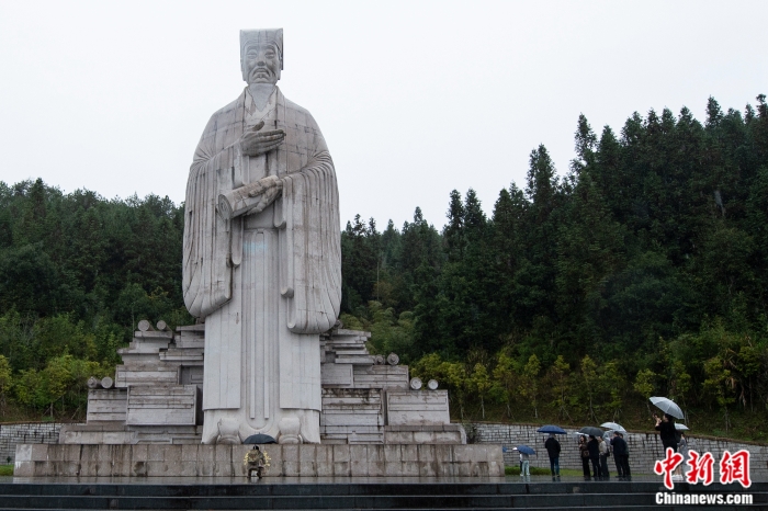 圖為采訪團在朱子雕像前。<a target='_blank' href='/' >中新網(wǎng)</a>記者 李駿 攝