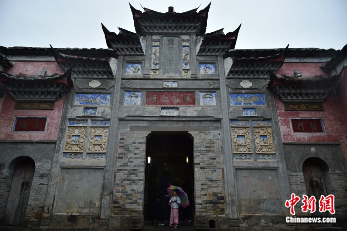 圖為游客在興賢書院門口。<a target='_blank' href='/' >中新網(wǎng)</a>記者 李駿 攝