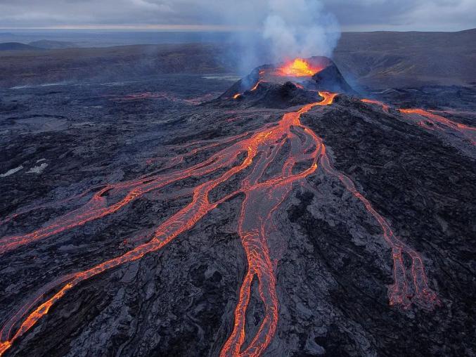 資料圖，2021年法格拉達(dá)爾火山爆發(fā)。圖源：視覺中國