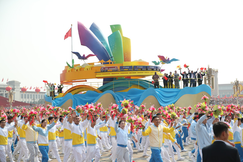 2019年10月1日上午，慶祝中華人民共和國成立70周年大會(huì)在北京天安門廣場(chǎng)隆重舉行。這是群眾游行中的“人類命運(yùn)共同體”方陣。（圖源：新華社）