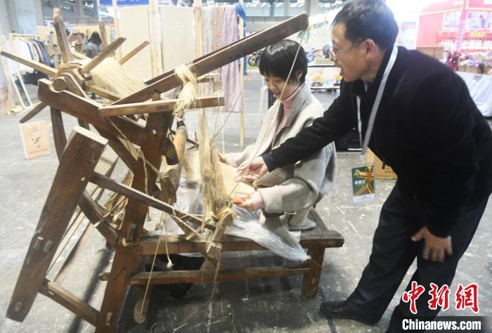 “非遺”項(xiàng)目亮相重慶文博會(huì)吸引市民參觀體驗(yàn)