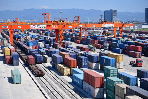 長安號中歐班列在西安新筑車站內(nèi)裝卸集裝箱（2019年8月15日攝）。新華社記者 邵瑞 攝
