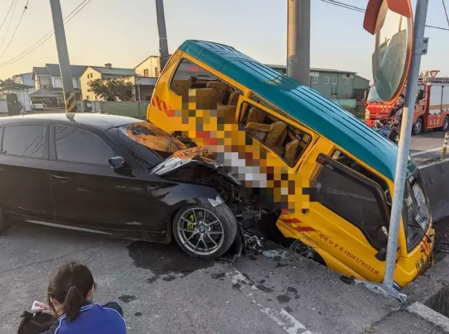 托兒所校車被轎車從側(cè)邊撞上，車體嚴(yán)重毀損。圖片來源：臺(tái)灣《聯(lián)合報(bào)》民眾供圖