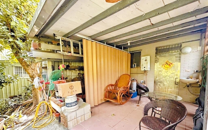 賴清德老家主建物後還有個(gè)白色屋頂房子。（讀者提供／周毓翔臺(tái)北傳真）