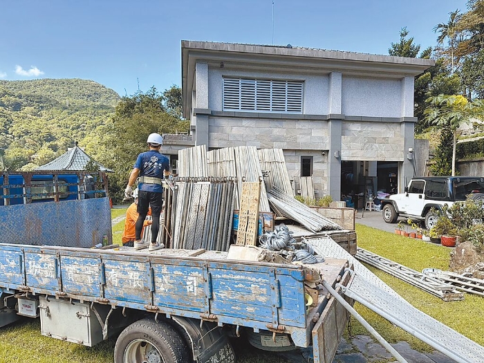 新北市第12選區(qū)立委參選人、國(guó)民黨市議員廖先翔父親廖正良位於汐止區(qū)東山路的住家被控是大型違建，避免申請(qǐng)合法的程序曠日費(fèi)時(shí)，廖先翔5日雇工「整棟拆除」，並呼籲副總統(tǒng)賴清德萬里老家違建用同樣的標(biāo)準(zhǔn)對(duì)待。（新北市議員廖先翔提供／高鈞麟新北傳真）