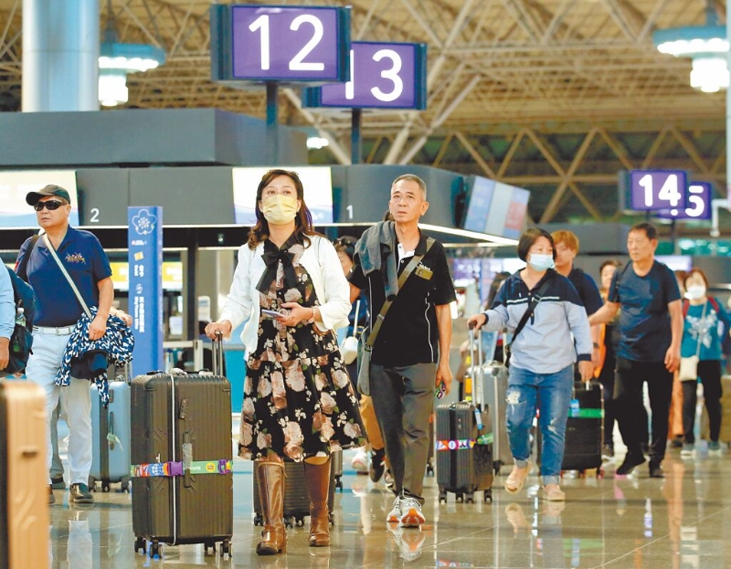 圖為桃園機場出境旅客。（范揚光攝） 圖片來源：臺灣“中時新聞網(wǎng)”.jpg
