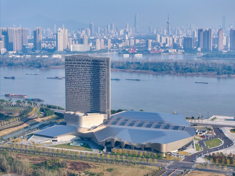 11月14日，2023兩岸企業(yè)家峰會10周年年會在江蘇南京揚子江國際會議中心舉行（無人機照片）。新華社記者 李博 攝.jpg