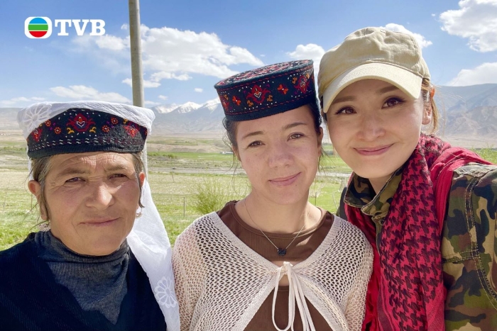 圖為陳貝兒與當?shù)孛癖姾嫌?。TVB供圖