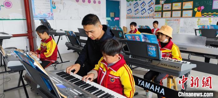 資料圖：小學(xué)生在校上音樂(lè)課。