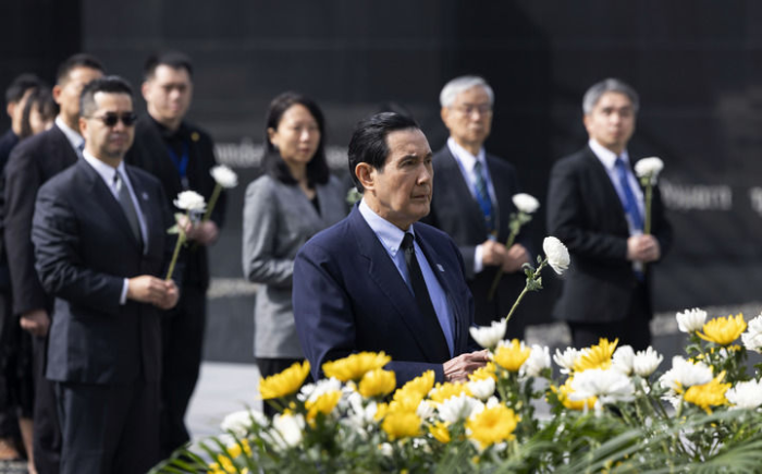 3月29日，中國國民黨前主席馬英九一行參觀了侵華日軍南京大屠殺遇難同胞紀念館，深切悼念遇難同胞。新華社記者 才揚 攝
