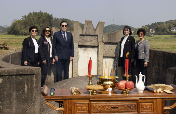 4月1日，在湖南省湘潭縣茶恩寺鎮(zhèn)雙陽村馬家祖墓，馬英九先生與家人拍照留念。新華社記者 才揚 攝