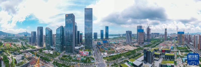 粵港澳統(tǒng)計(jì)部門日前相繼公布2022年經(jīng)濟(jì)數(shù)據(jù)。數(shù)據(jù)顯示，2022年粵港澳大灣區(qū)經(jīng)濟(jì)總量超13萬億元人民幣，綜合實(shí)力顯著增強(qiáng)，朝著建成國際一流灣區(qū)和世界級城市群的既定目標(biāo)加速前進(jìn)。