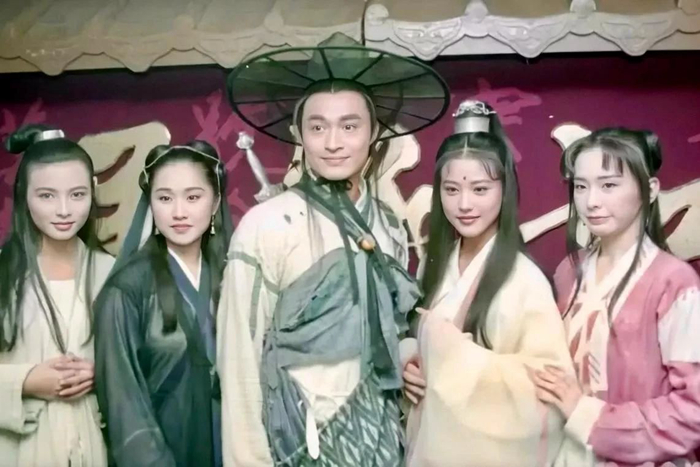 1994版《倚天屠龍記》劇照，右二為周海媚所飾“周芷若”。