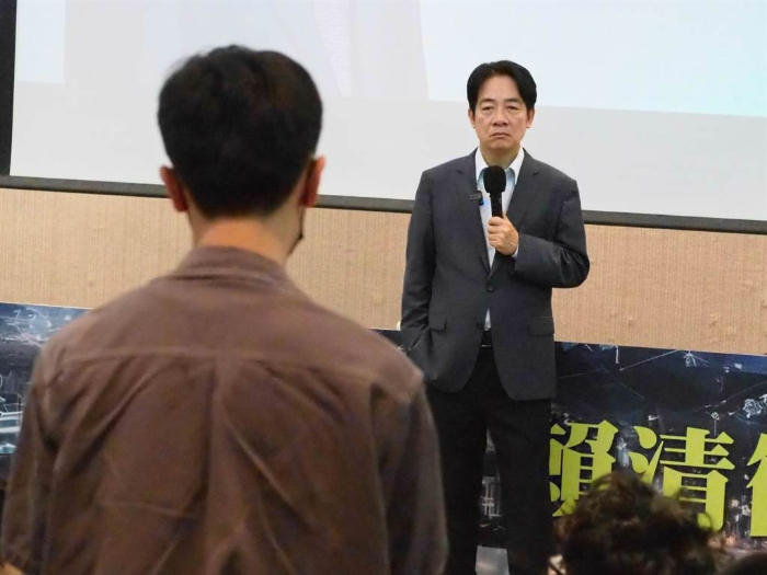 賴清德日前到大學(xué)演講座談，頻頻反問學(xué)生