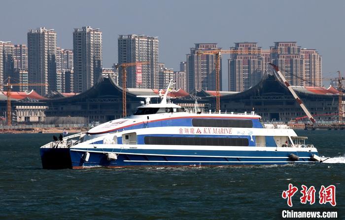 1月7日，廈金客運(yùn)航線恢復(fù)通航的首航航班從廈門五通客運(yùn)碼頭駛向金門。 中新社發(fā) 鐘欣 攝