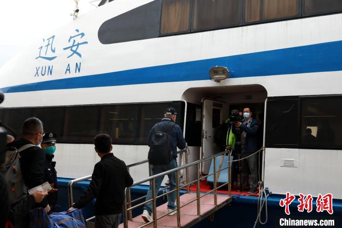 搭載133名乘客的“迅安”客輪，3月25日從廈門五通碼頭起航開往金門?！「咂檫厵z供圖