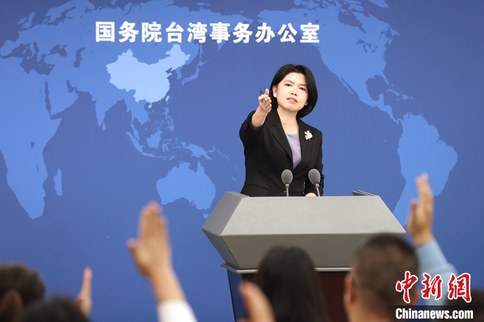 12月13日，國務(wù)院臺(tái)辦在北京舉行例行新聞發(fā)布會(huì)。就臺(tái)灣北一女中教師區(qū)桂芝炮轟臺(tái)教育課綱“去中國化”，發(fā)言人朱鳳蓮表示，區(qū)老師說出了島內(nèi)很多老師、很多家長和很多專家學(xué)者的心里話，發(fā)出了正義之聲。 中新社記者 張宇 攝