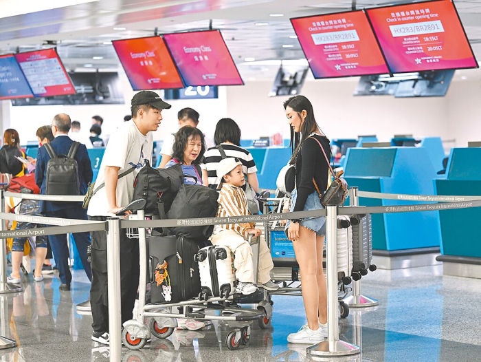 圖為旅客在桃園機場辦理登機報到手續(xù)。（陳麒全攝） 圖片來源：臺灣《中時新聞網(wǎng)》