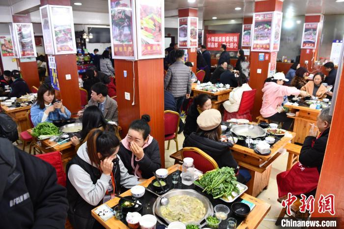資料圖： 民眾冬至日吃羊肉湯。　張浪 攝
