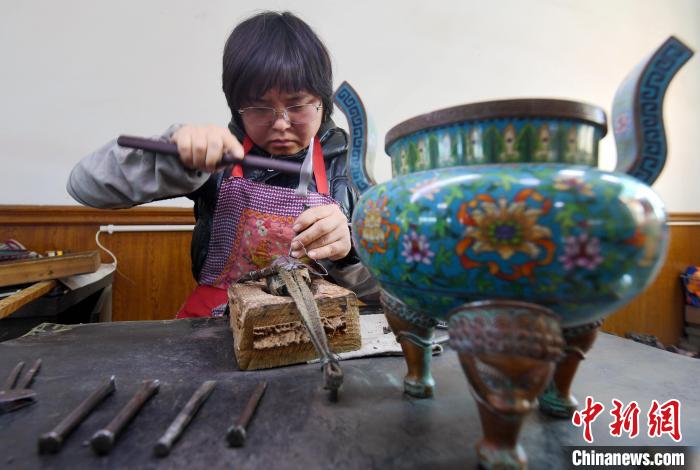 河北饒陽百余道工序制作景泰藍產(chǎn)品暢銷海內(nèi)外