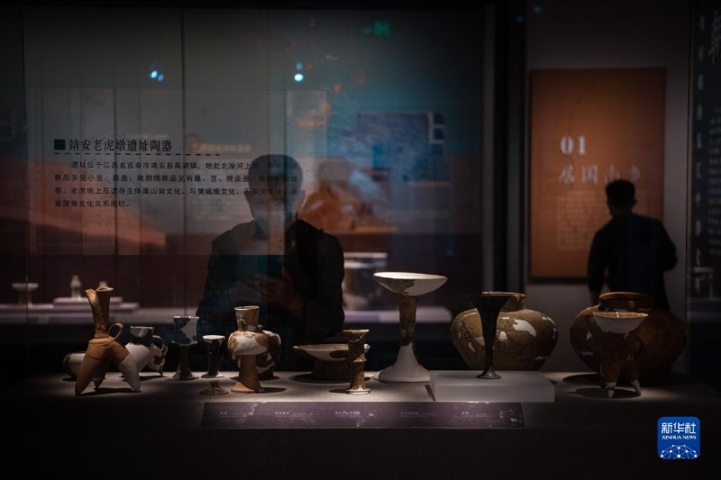 4月18日，觀眾在湖北省博物館展廳參觀。 當(dāng)日，“惟見(jiàn)長(zhǎng)江天際流——考古中國(guó)·長(zhǎng)江中游文明進(jìn)程研究成果展”在湖北省博物館正式對(duì)觀眾開(kāi)放。（圖源：新華社）