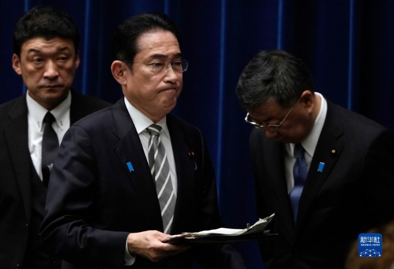 12月13日，日本首相岸田文雄（中）在日本東京首相官邸召開記者會后走過內閣官房長官松野博一（右）。（圖源：新華社）