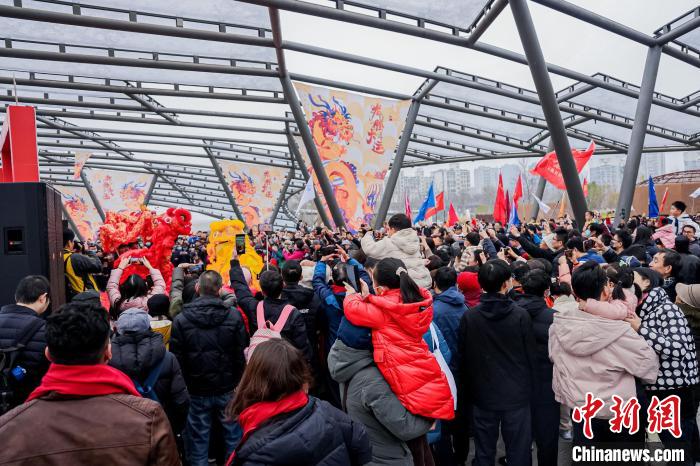 杭州新年走運(yùn)大會(huì)啟幕民眾“走運(yùn)”祈福打卡大運(yùn)河