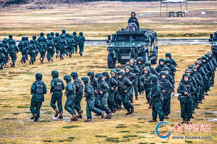 3.武警官兵聞令而動(dòng)，奔赴練兵場(chǎng)。  施晨洲  攝_副本
