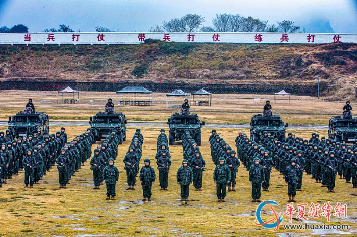 1.官兵整齊列陣參加開(kāi)訓(xùn)動(dòng)員會(huì)。 黃卓森  攝_副本