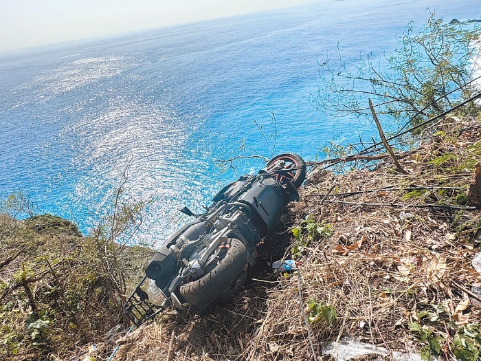 有民眾發(fā)現(xiàn)一輛摩托車懸掛在臺(tái)9線公路一處懸崖邊。 圖片來源：臺(tái)灣“中時(shí)新聞網(wǎng)”
